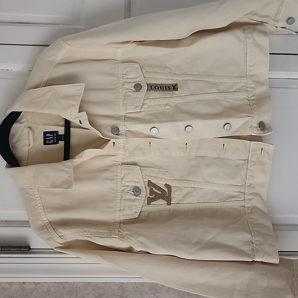 GAP .Cream Yellow Denim Jacket with Gold Logo .pit To Pit 22" - Picture 2 of 6